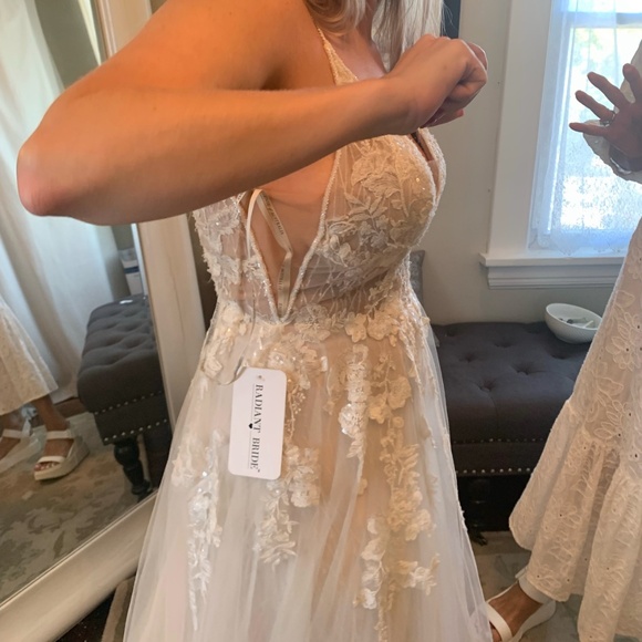 Essence of Australia Wedding Dress - Picture 4 of 8